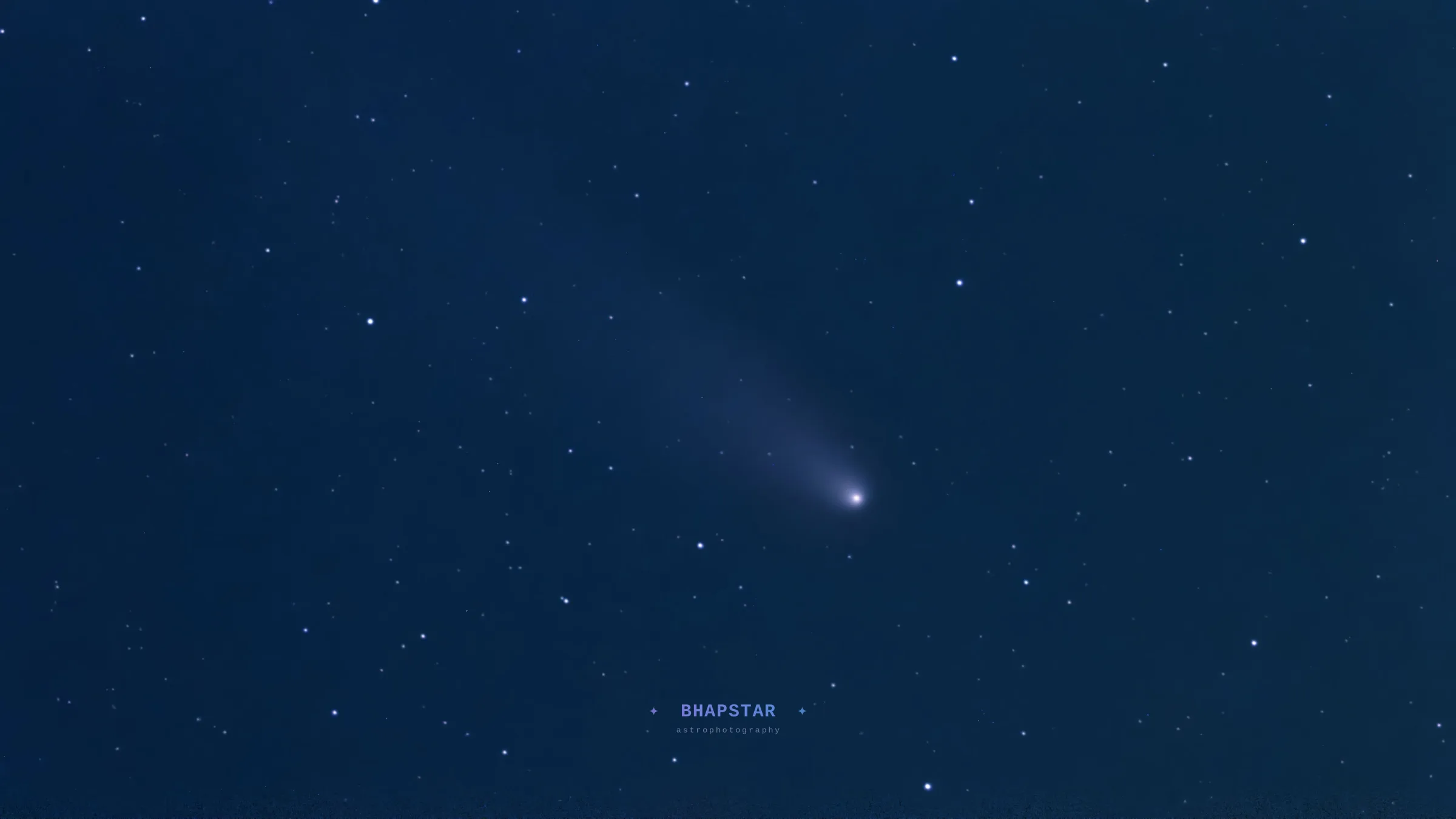 Comet astrophotography night sky 1