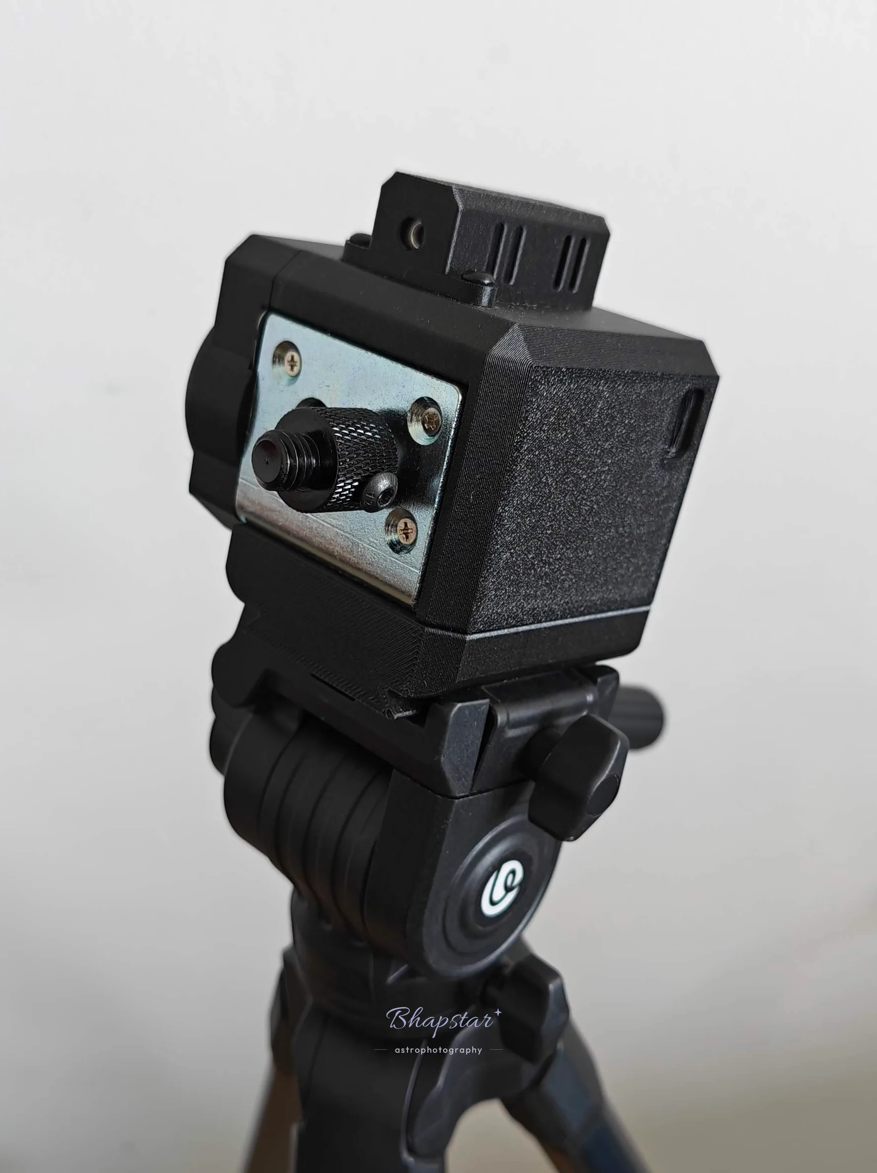 TeSeek Nano Light Adventurer output plate with its 1/4 inch camera screw and locking collar, and the laser pointer housing on top